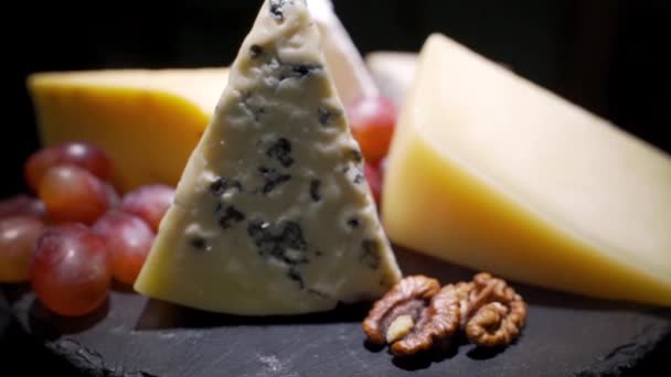 Fromages assortis aux noix et fruits secs sur la table. Vidéo tournante — Video