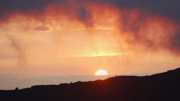 Δραματικό ηλιοβασίλεμα πάνω από τα σύννεφα της καταιγίδας. Χρονικό όριο. Το δραματικό τοπίο του ουρανού και σγουρά σύννεφα. — Αρχείο Βίντεο