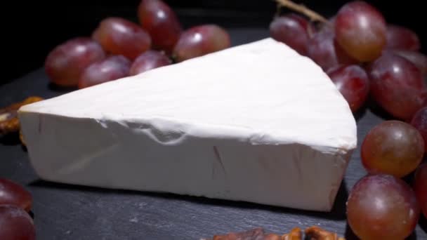 Queso de rotación Camembert y queso Brie en plato de pizarra negra. — Vídeos de Stock