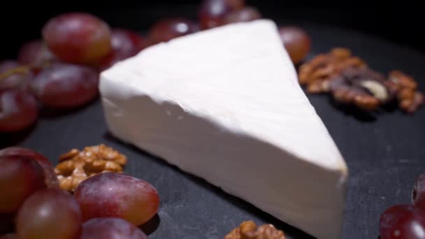 Rotatiekaas Camembert en kaas Brie op zwarte leisteen. — Stockvideo