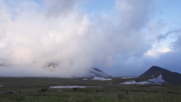 Гора в облаках. Вулкан Толбачик. Камчатка. Ключевский природный парк — стоковое видео