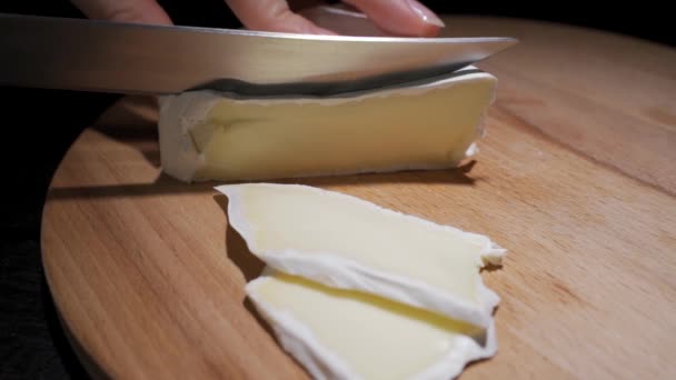 Peynir dilimleme ve yerleştirme — Stok video
