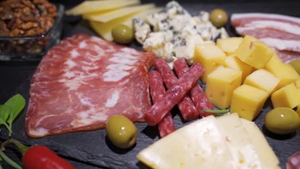 Видео итальянской мясной тарелки - нарезанная прошутто, колбаса и сыр — стоковое видео
