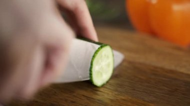 Domatesli sağlıklı vejetaryen salatası.