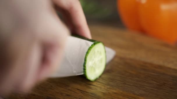 Προετοιμασία υγιεινής vegan σαλάτα με ντομάτες — Αρχείο Βίντεο