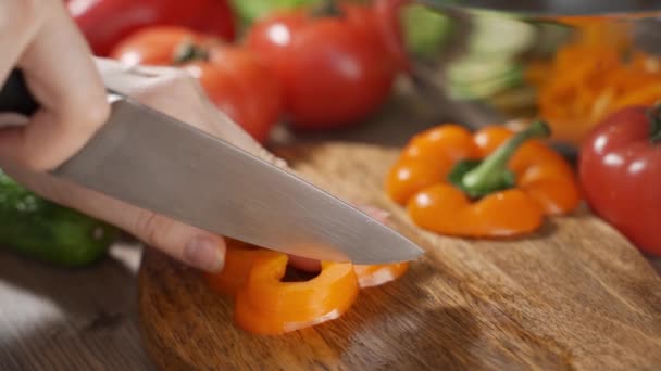 Przygotowywanie zdrowej sałatki wegańskiej z pomidorami — Wideo stockowe