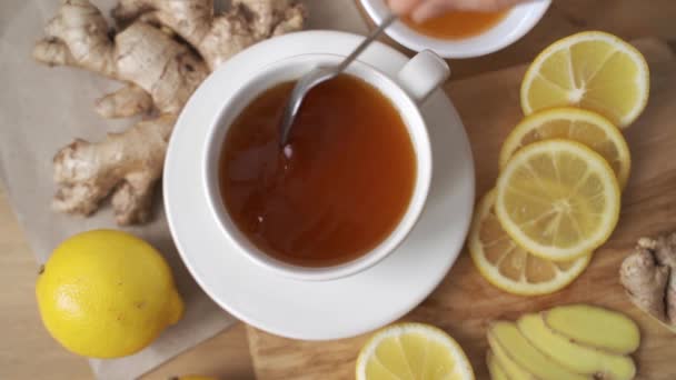 Ginger, honey, lemon and lime herbal tea preparation with high levels of Vitamin C, boosting the immune system. — Stock Video