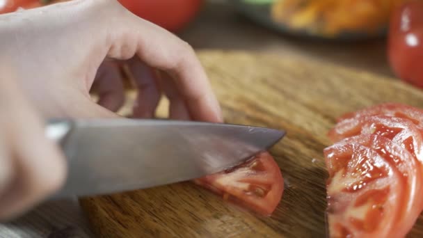 Close-up tiro de mestre culinária está cortando tomate para ser preparado como um ingrediente de cozinha na cozinha restaurantes, — Vídeo de Stock