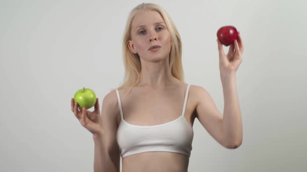 Ritratto di donna allegra con frutta e verdura fresca. Lei guarda la macchina fotografica e annusa — Video Stock