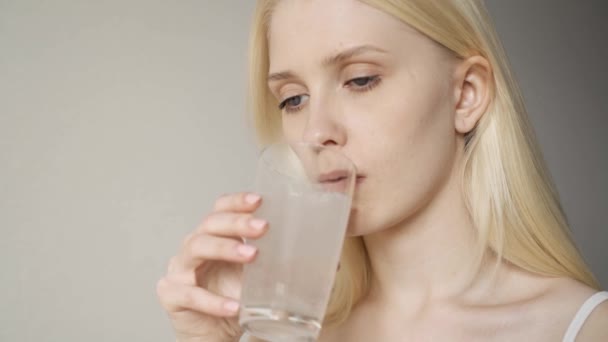 Hermosa joven tomando medicina. Tomar pastillas para el dolor de cabeza y la fiebre — Vídeos de Stock