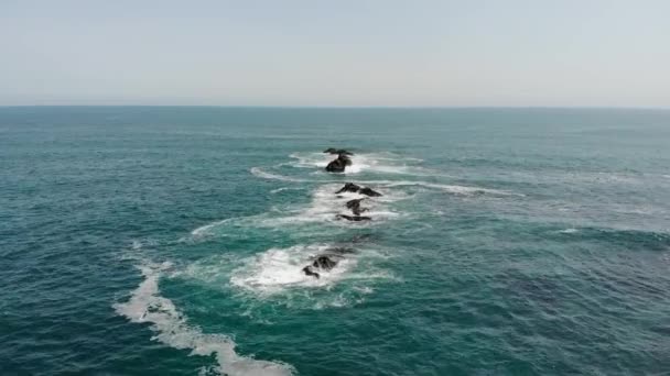 Vuelo de drones sobre el mar azul con olas y costa arenosa en la tarde de verano — Vídeo de stock