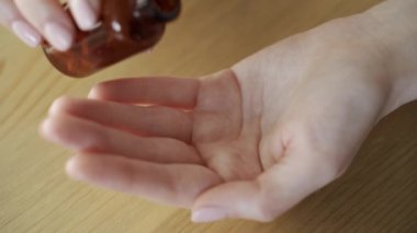 El ele tutuşan hapları avuca yakın tut. Ağır çekim. İlaç tabletlerinin yakın çekimleri, El Kapsülleri.