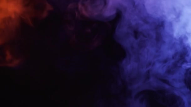 Humo sobre fondo negro. Brillante humo de colores. Fondo azul, púrpura. Hermoso fondo abstracto. textura de humo. Patrón. — Vídeos de Stock