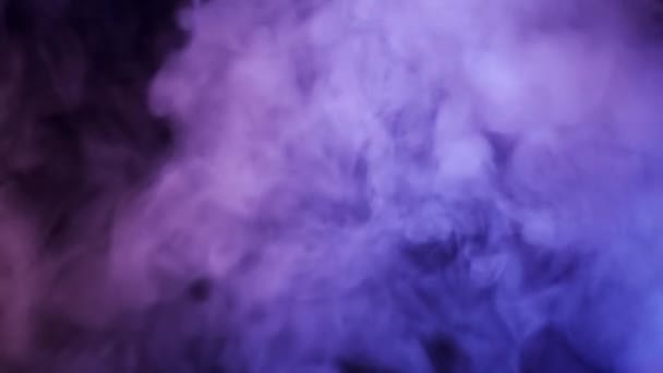 Rök på svart bakgrund. Ljusa färgglada rök. Blå, lila bakgrund. Vacker abstrakt bakgrund. rökkonsistens. Mönster. — Stockvideo