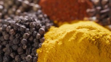 Beyaz arkaplanda farklı baharatlar, yakın plan