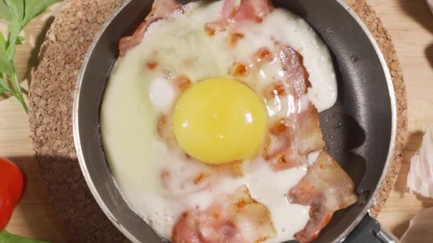 Жареные яйца в кастрюле на завтрак — стоковое видео