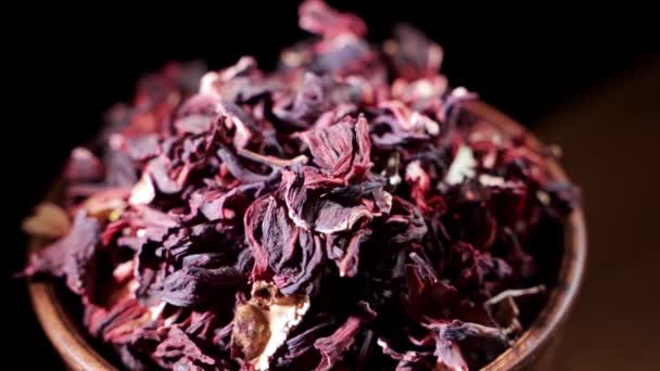 Μεγάλα φύλλα ιβίσκου κόκκινο ξηρό τσάι φόντο, κλείστε επάνω. Περιστροφή βρόχου — Αρχείο Βίντεο