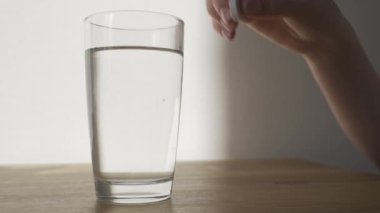 Ateşli tabletin kapağı bir bardak suya dönüşür. Aspirin, parasetamol, ağrı kesici ve ateş düşürücü. Coronavirus, grip, nezle, covid 19