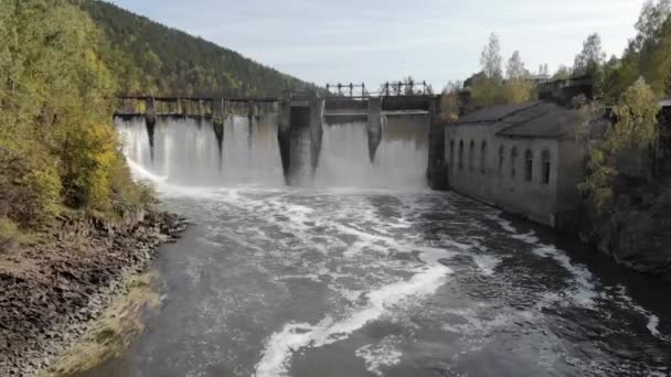 Presa con agua que fluye a través de puertas. Central hidroeléctrica, vista aérea — Vídeos de Stock