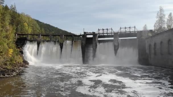 Diga con acqua che scorre attraverso le porte. Centrale idroelettrica, vista aerea dall'alto — Video Stock