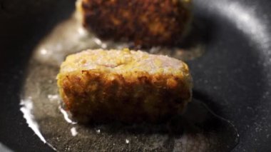 Lezzetli et pirzolaları siyah tavada yağda kızartılır.