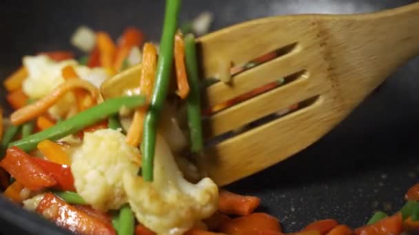Grönsaksblandningen steks i en kastrull. ångkokta grönsaker är bra för din hälsa — Stockvideo