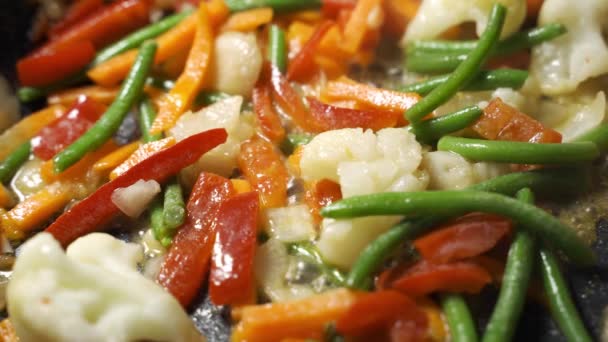 Pranzo di verdure. Cuocere lo stufato di verdure in una padella. Verdure congelate su un'insalata. Cibo semilavorato. Broccoli di cavolo affettato — Video Stock