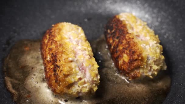 Bak filet cutlet in pan in de thuiskeuken. Gehakt en specerijen, rauwe hamburger. Eten koken, veel vet, heerlijk bakken — Stockvideo