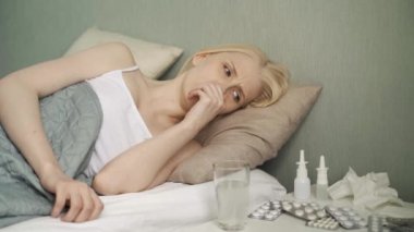 Yatakta ilaç alan güzel hasta kadın.