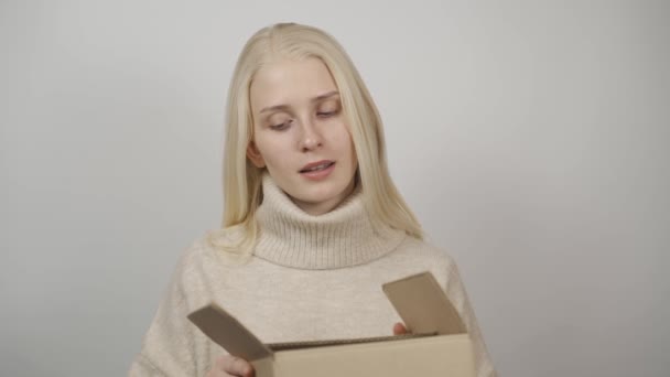 Gelukkig vrouw open levering internet shopping box — Stockvideo