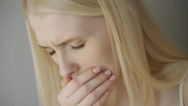 Primer plano de la mujer que sufre de tos — Vídeo de stock