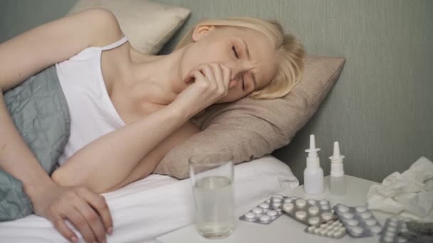 Młoda chora kobieta w łóżku w domu — Wideo stockowe