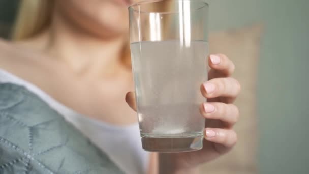 Nezdravá žena s bolestivým obličejovým výrazem se necítí dobře bere pilulky analgetické léky — Stock video