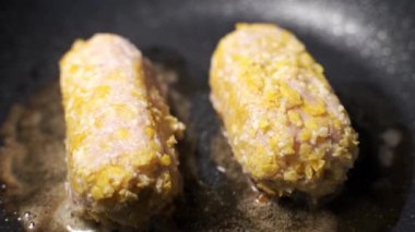 Aşçı diğer taraftaki kızarmış şnitzeli çevirir. Cordon Bleu kızartma tavasında kızarır.