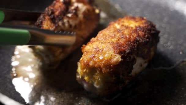 Kocken vänder den stekta schnitzeln på andra sidan. Cordon Bleu grillas i en stekpanna — Stockvideo