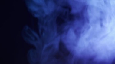 Yavaş çekimde soyut mavi duman. Duman, arka planda soğuk sis bulutu. Hafif, beyaz, sis, bulut, siyah arkaplan, 4k, buz dumanı bulutu. Yüzen sis.