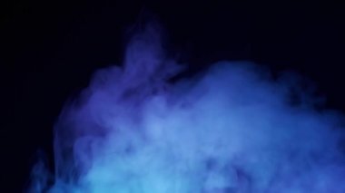 Siyah arka planda sigara içmek. Parlak renkli duman. Güzel soyut bir arka plan. Duman dokusu. Desen.