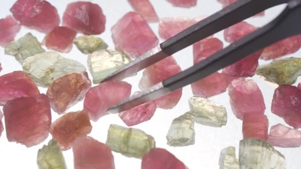 Mineral natural granada áspera cristal de pedra preciosa — Vídeo de Stock