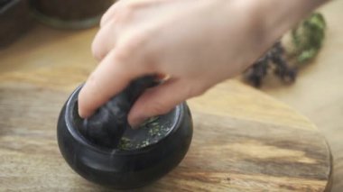 Havan topunda baharat öğütülmesi ve su sıçraması. Yavaş çekim, Üst Görünüm.