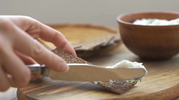 Nahaufnahme: Der Koch streicht Butter mit dem Messer auf knusprig gebratenes Toastbrot, macht das Sandwich, hausgemachtes Fast Food, Kochen zu Hause, Snacks, Full HD — Stockvideo