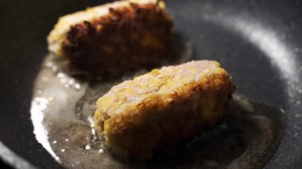 Vaření. detailní záběr. kuřecí kotleta smažená na pánvi. zdraví potravin — Stock video