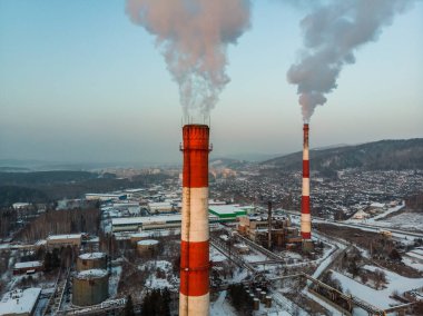 Kömür işleme tesisi. Boru dumanı şehrin atmosferini kirletiyor. Petrol ve gaz işleme kavramı, çevre kirliliği, su kaynaklarına emisyon, onkolojik hastalıklar, kanser