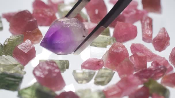 Makrovideo über Amethyst-Mineralkristalle auf weißem Hintergrund — Stockvideo