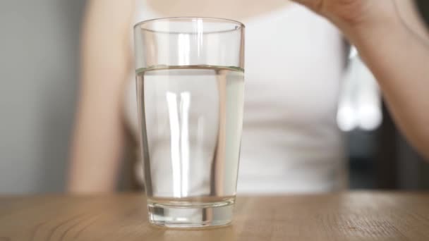 Doente jovem mulher soltando comprimido efervescente em vidro de água — Vídeo de Stock