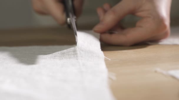 Prace krawieckie: Proces tworzenia z cięcia tkanin wzdłuż krawędzi kredy krawieckiej. Ręcznie robiona odzież, ręcznik, obrus, ubrania lub element wnętrza — Wideo stockowe