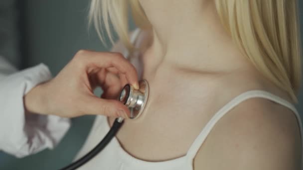 Női orvos vagy gyógyszerész meghallgat egy sztetoszkópos beteget.. — Stock videók