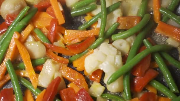 Cocking légumes frais verts et colorés dans une casserole en fer, légumes cuits. Plat végétalien fait maison avec légumes, cuisine asiatique. Préparation du dîner avec des carottes, brocoli. — Video