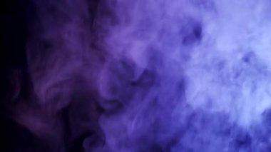 Siyah arka planda sigara içmek. Parlak renkli duman. Mavi, ahududu, kırmızı, mor arkaplan. Güzel soyut bir arka plan. Duman dokusu. Desen