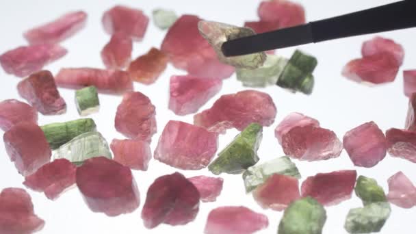 Belle pierre gemme de quartz rose non coupée, fond de mouvement — Video