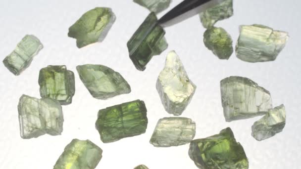 Áspero colombiano esmeralda pedra preciosa crua — Vídeo de Stock